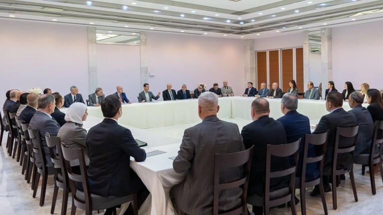 الأسد يناقش مع مجموعة من الأساتذة الجامعيين الوضع الاقتصادي في سوريا 1 الاسد