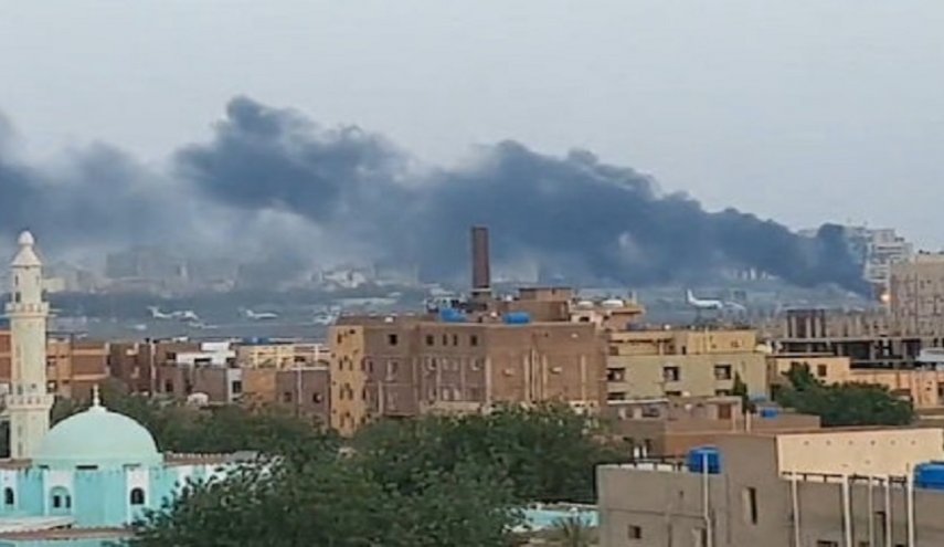 الخرطوم تحت نار المسيّرات لليوم الثالث.. انفجارات تهز المطار وتعليق إعادة فتحه الخرطوم تحت نار المسيّرات لليوم الثالث.. انفجارات تهز المطار وتعليق إعادة فتحه