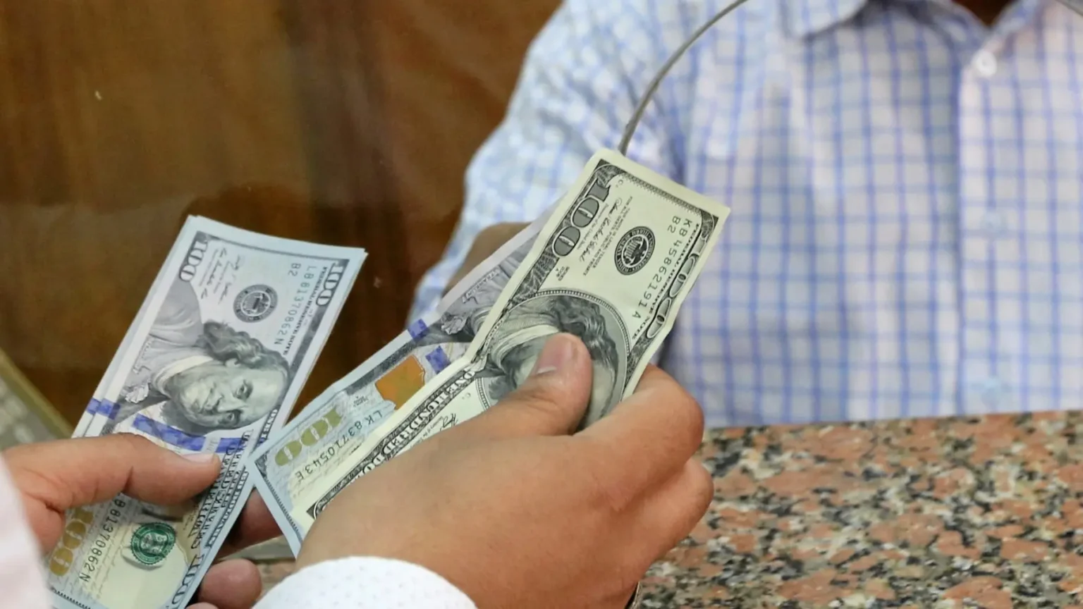 سعر الدولار بالجنيه الآن في البنوك والسوق السوداء اليوم الخميس بعد الانخفاض الجديد