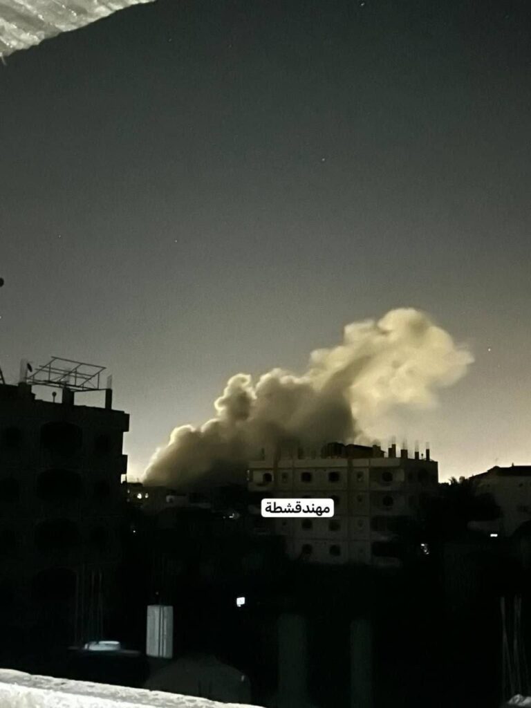 📍 صورة متداولة.. لحظة قصف طائرات الجيش الإسرائيلي لمنزل في حي الجنينة شرق رفح.