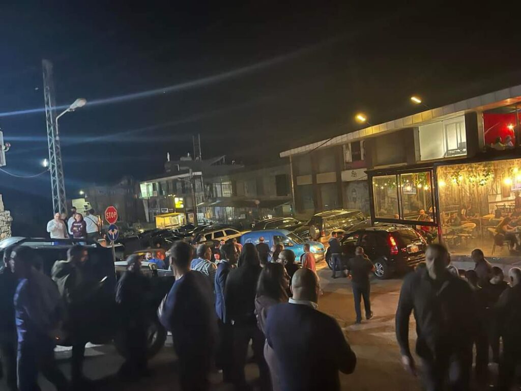 حالة من الغضب امام مركز القوات اللبنانية في عمشيت بعد عملية خطف منسق حزب القوات في جبيل باسكال سليمان و وصول عدد من مناصري القوات الى المنطقة.