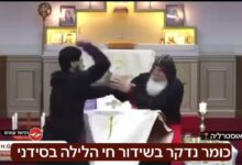 وطن: طعن راهب مناصر للقضيه الفلسطينيه على الهواء مباشرة أثناء درس ديني مباشر على اليوتيوب في سيدني
