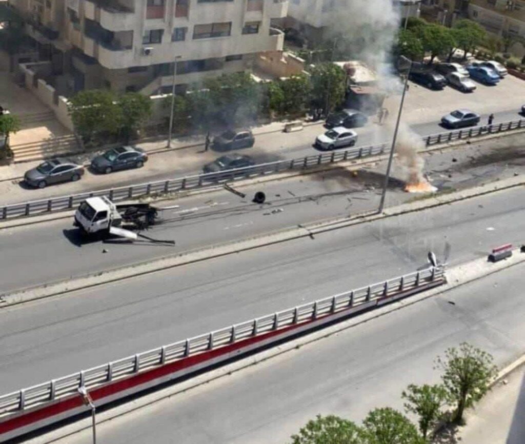 وسائل إعلام سورية: أنباء أولية عن إنفجار مجهول بسيارة من أمام جسر الكنيسة مباشر بمشروع دمر بالعاصمة دمشق