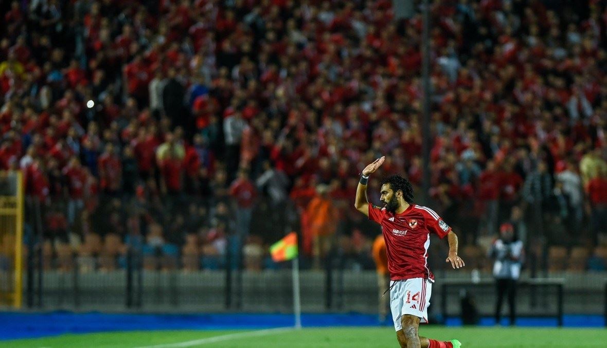 لاعب الأهلي المصري يتعرّض لإصابة قوية بالرأس 1 لاعب الأهلي المصري يتعرّض لإصابة قوية بالرأس