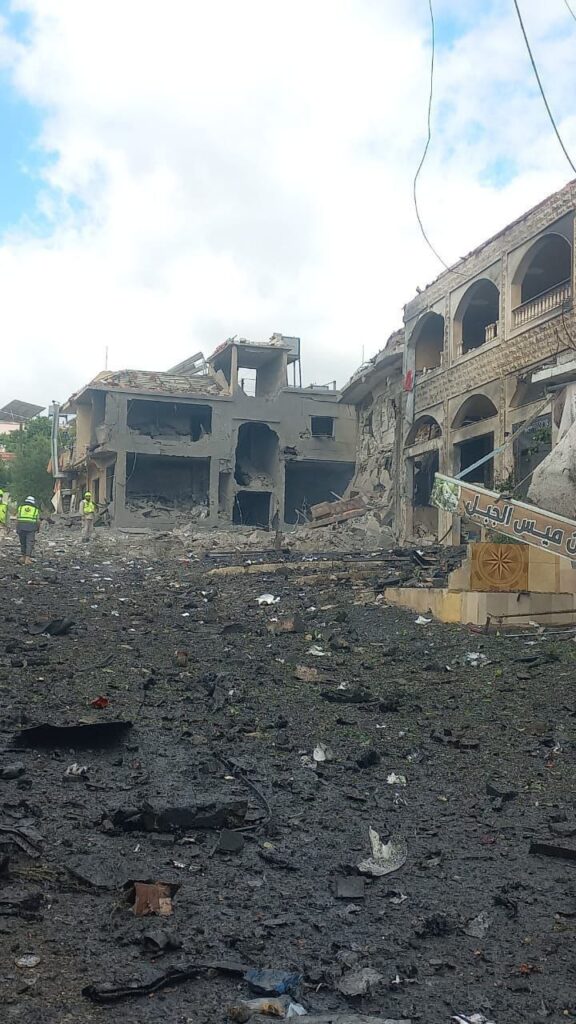 الطيران الحربي المعادي اغار مستهدفاً وسط بلدة ميس الجبل