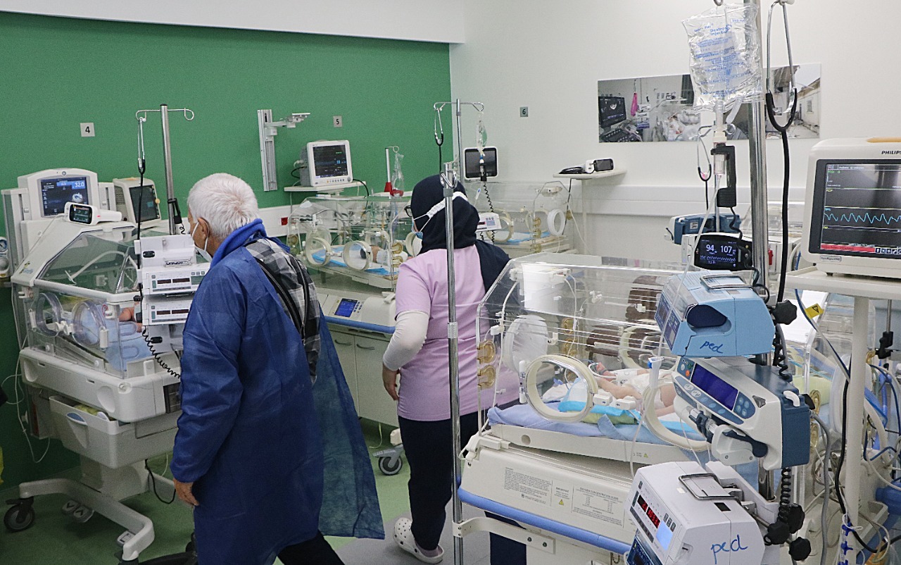 روبير صاصي "الملاك الحارس" للخدَّج وحديثي الولادة: لولاه لما عرفنا مستشفى الكرنتينا الحكوميّ!