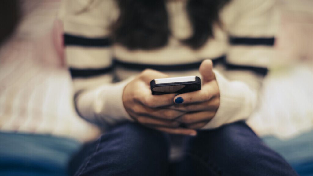 اكتشاف ارتباط بين قضاء الوقت أمام الشاشات في العشرينيات من العمر والنوبة القلبية اكتشاف ارتباط بين قضاء الوقت أمام الشاشات في العشرينيات من العمر والنوبة القلبية