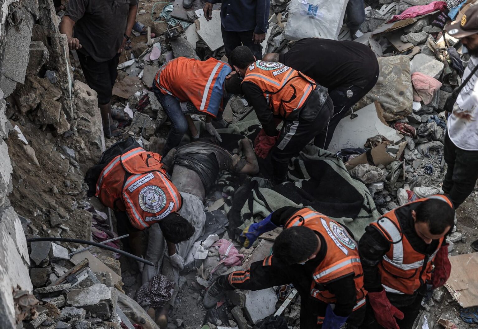 اكثر من 300 يوم على الابادة … لا يزال الاحتلال يرتكب المجازر في قطاع غزة