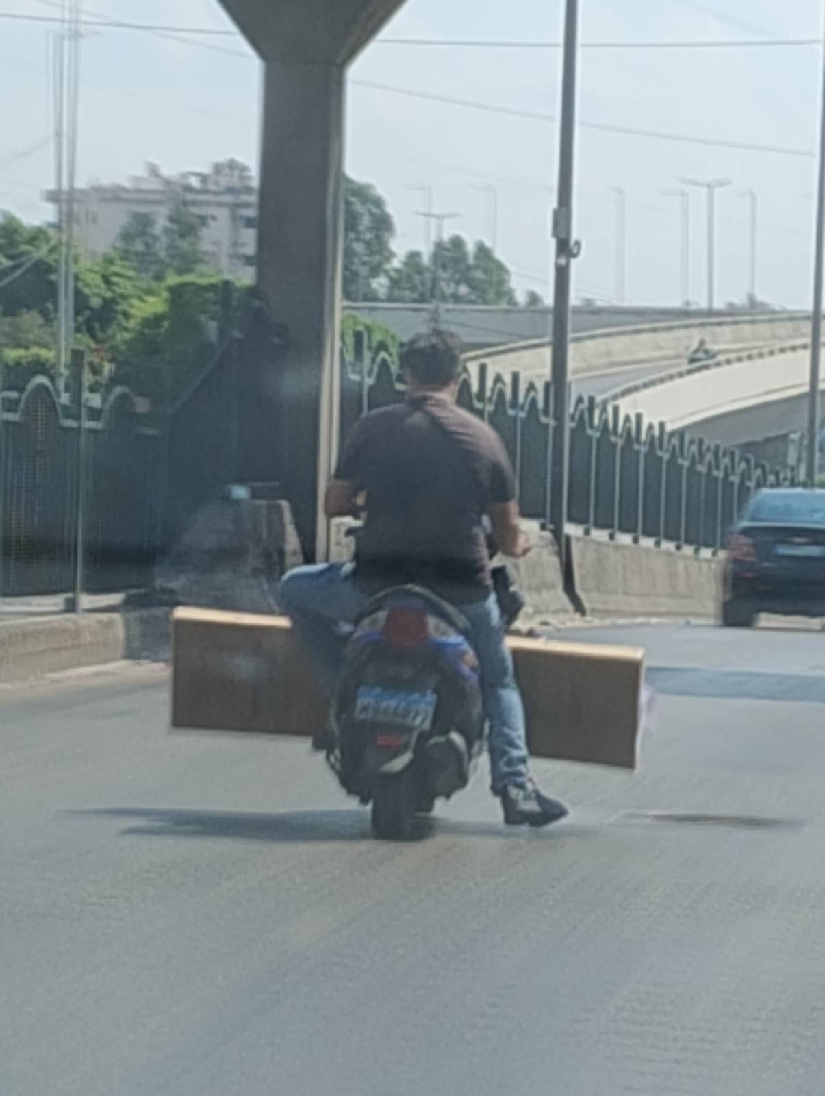 بالصور.. في أحد شوارع بيروت.. تهور وجنون بقيادة "الدراجة النارية" 8 بالصور.. في أحد شوارع بيروت.. تهور وجنون بقيادة "الدراجة النارية"