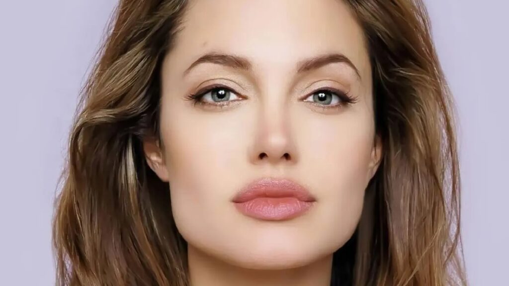 بالفيديو.. لمن ركعت انجيلينا جولي ولماذا؟ بالفيديو.. لمن ركعت انجيلينا جولي ولماذا؟