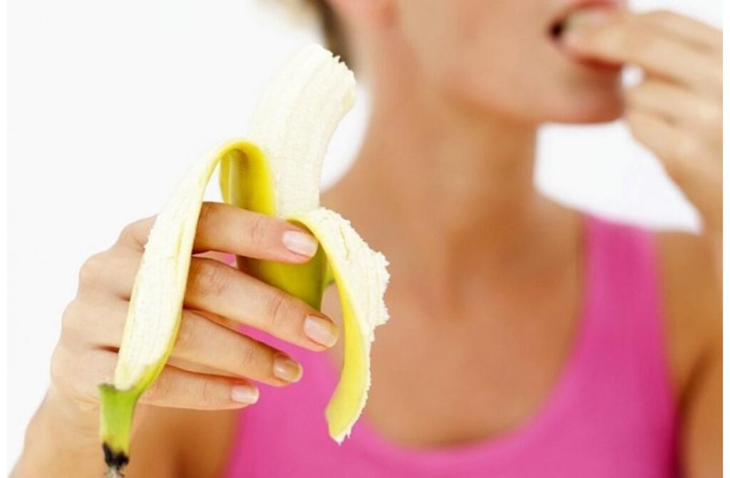كيف يساهم تناول الموز في تقوية العظام؟