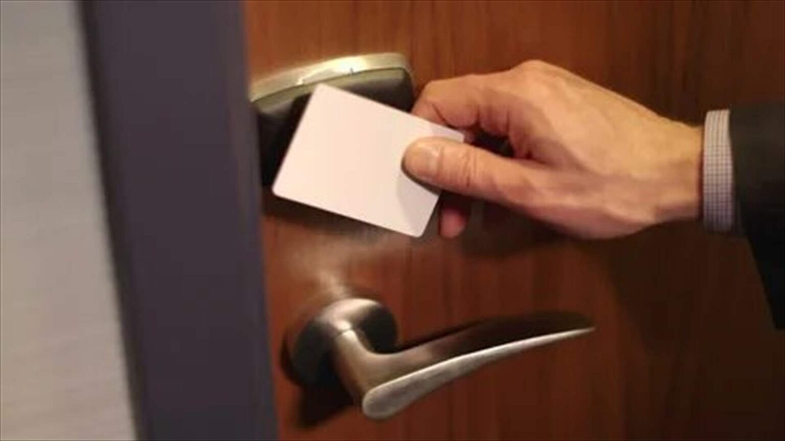 موظف يحول عطلة سيدة وابنها إلى كابوس.. إليكم ما جرى