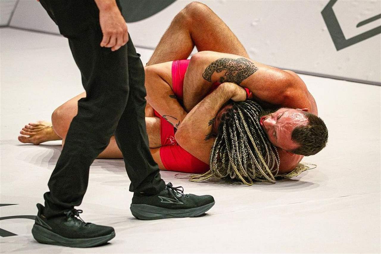 بالفيديو.. مواجهة بين رجل وإمرأة! 3 بالفيديو.. مواجهة بين رجل وإمرأة!