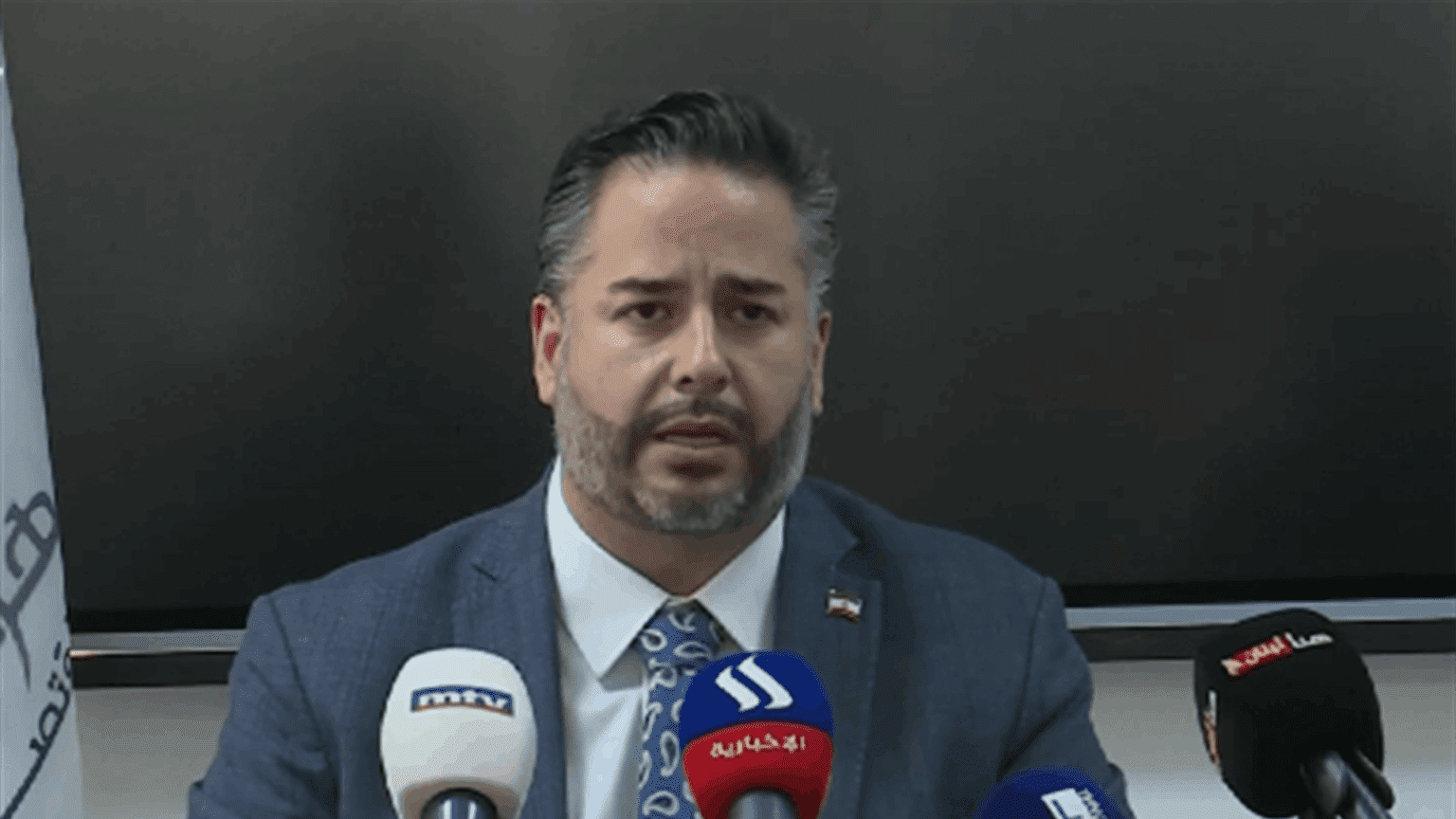وزير الاقتصاد يطمئن: لا مشكلة مواد غذائية.. ماذا عن المحروقات؟