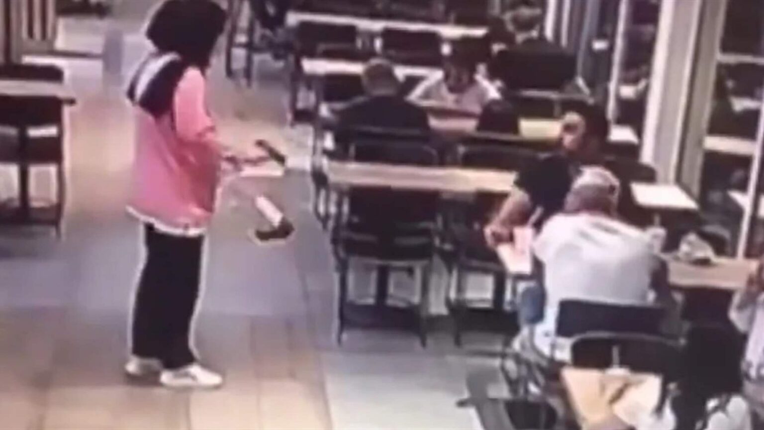 بالفيديو.. كشف خيانتها فأطلقت عليه النار!