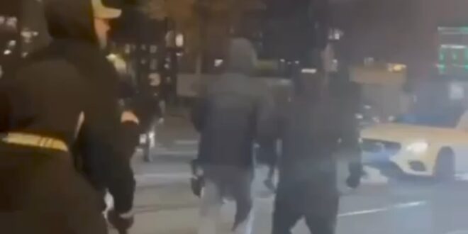 بالفيديو.. اصابة 10 "اسرائيليين" خلال احتجاجات بمباراة كرة قدم في هولندا 3 بالفيديو.. اصابة 10 "اسرائيليين" خلال احتجاجات بمباراة كرة قدم في هولندا
