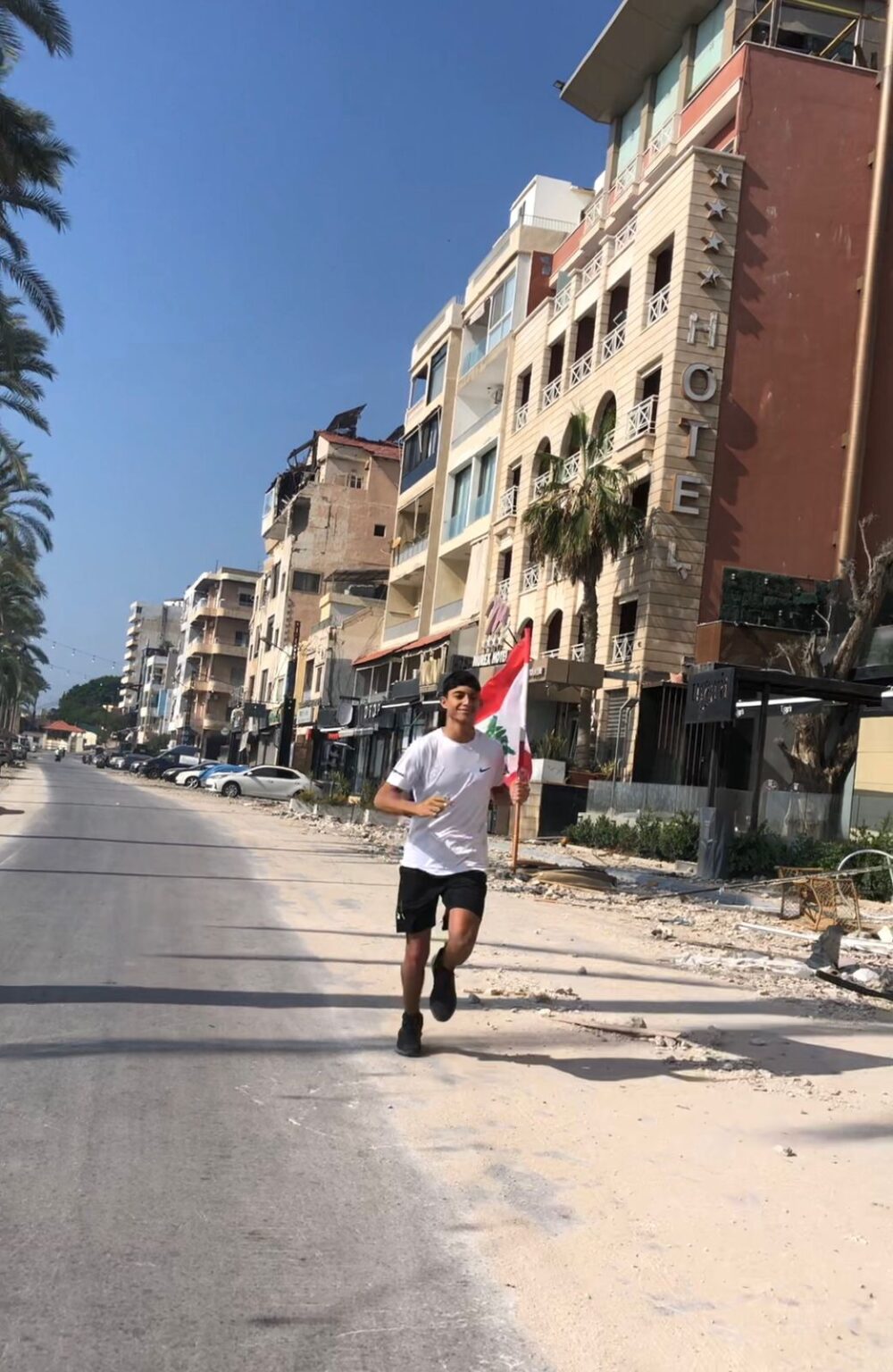 عداءو صور يركضون في شوارعها وسط الدمار نصرة للبنان والجنوب