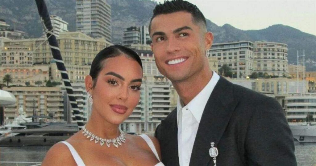 بالصور.. كيف استقبل رونالدو وجورجينا العيد؟