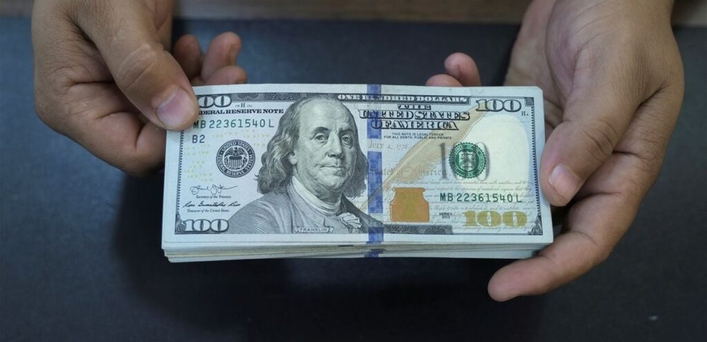 مئة دولار هدية بمناسبة الأعياد.. من المستفيد منها؟