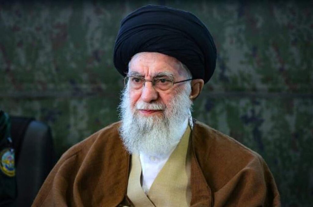 الإمام الخامنئي: الشعب الإيراني سيتصدى بقوة للمطلب الأمريكي المهين بالانصياع لأوامره الإمام الخامنئي: الشعب الإيراني سيتصدى بقوة للمطلب الأمريكي المهين بالانصياع لأوامره
