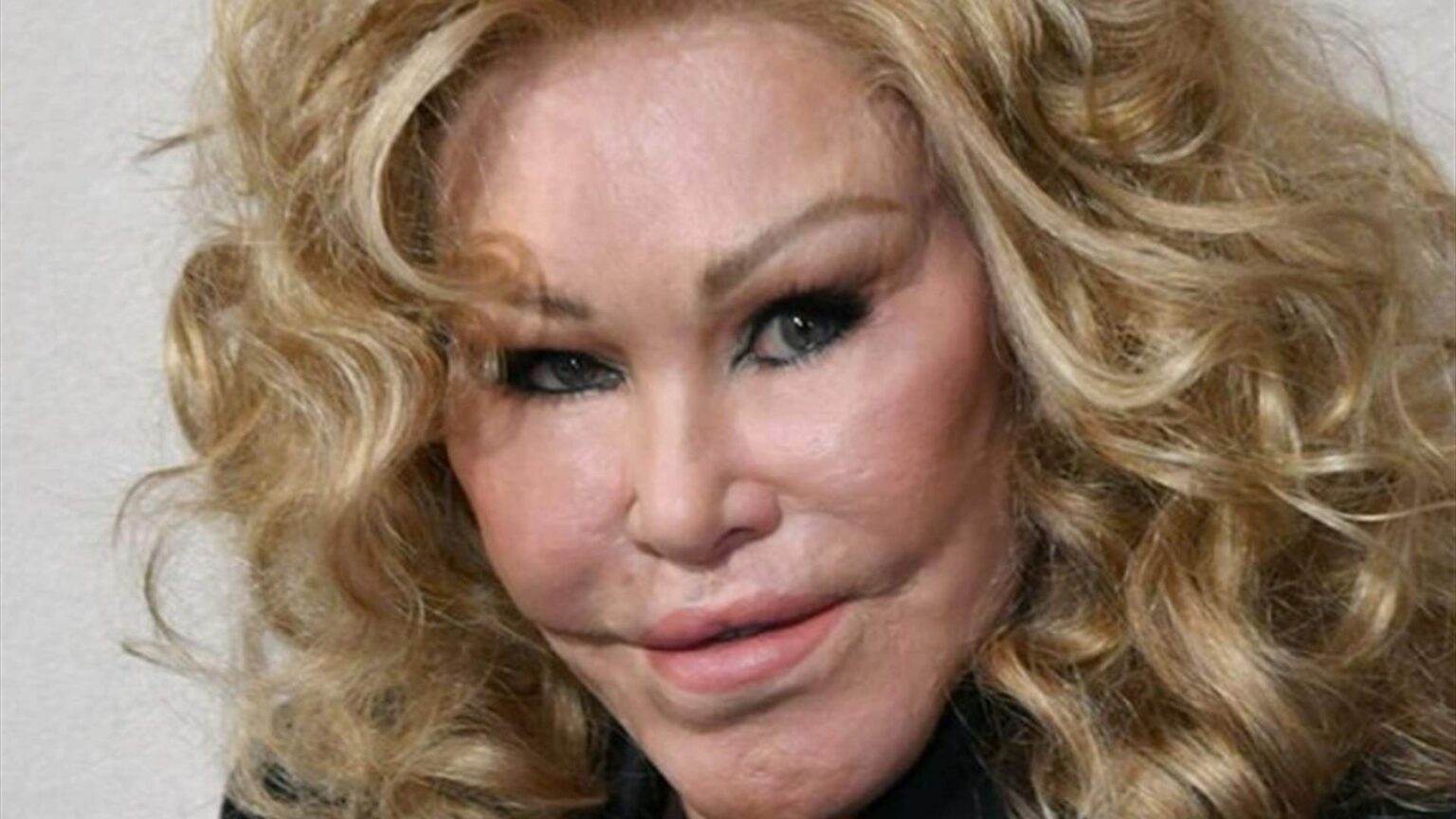 وفاة "المرأة القطة" الشهيرة بعمليات التجميل عن عمر 79 عاما... شاهدوا كيف كان جمالها الطبيعي!
