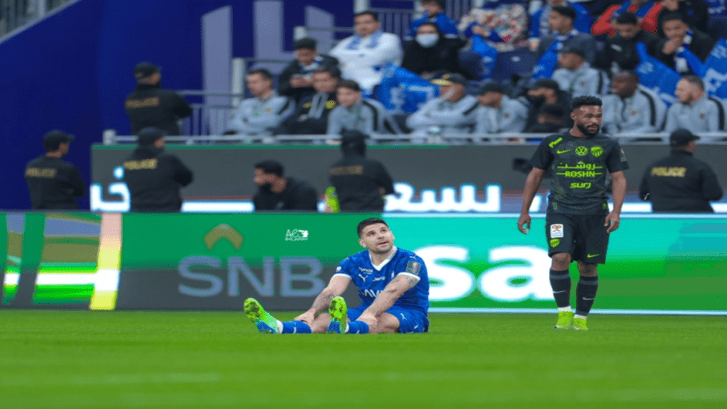 بالفيديو: الهلال يتعرض لضربة مبكرة في مباراة الكلاسيكو ضد الاتحاد بالفيديو: الهلال يتعرض لضربة مبكرة في مباراة الكلاسيكو ضد الاتحاد