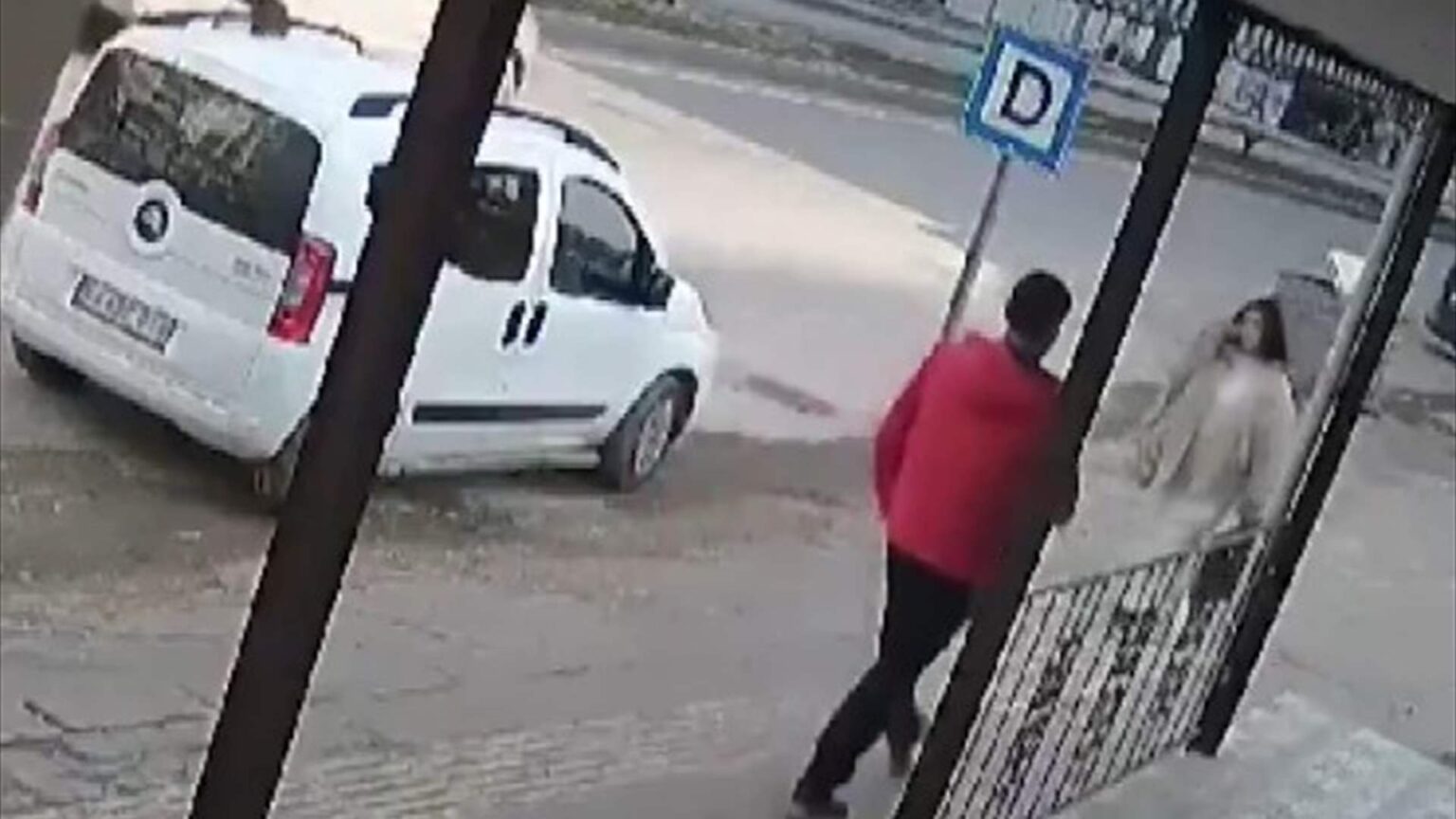 بالفيديو: مشهد صادم في تركيا... رجل يلكم شابة لا يعرفها بقوة على وجهها ويسقطها أرضا في الشارع!