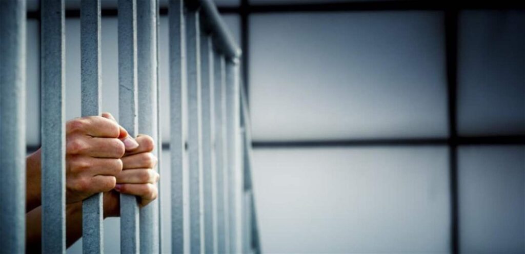 سرق دجاجتين وعلبة بيض.. فكان الحكم بالإعدام سرق دجاجتين وعلبة بيض.. فكان الحكم بالإعدام