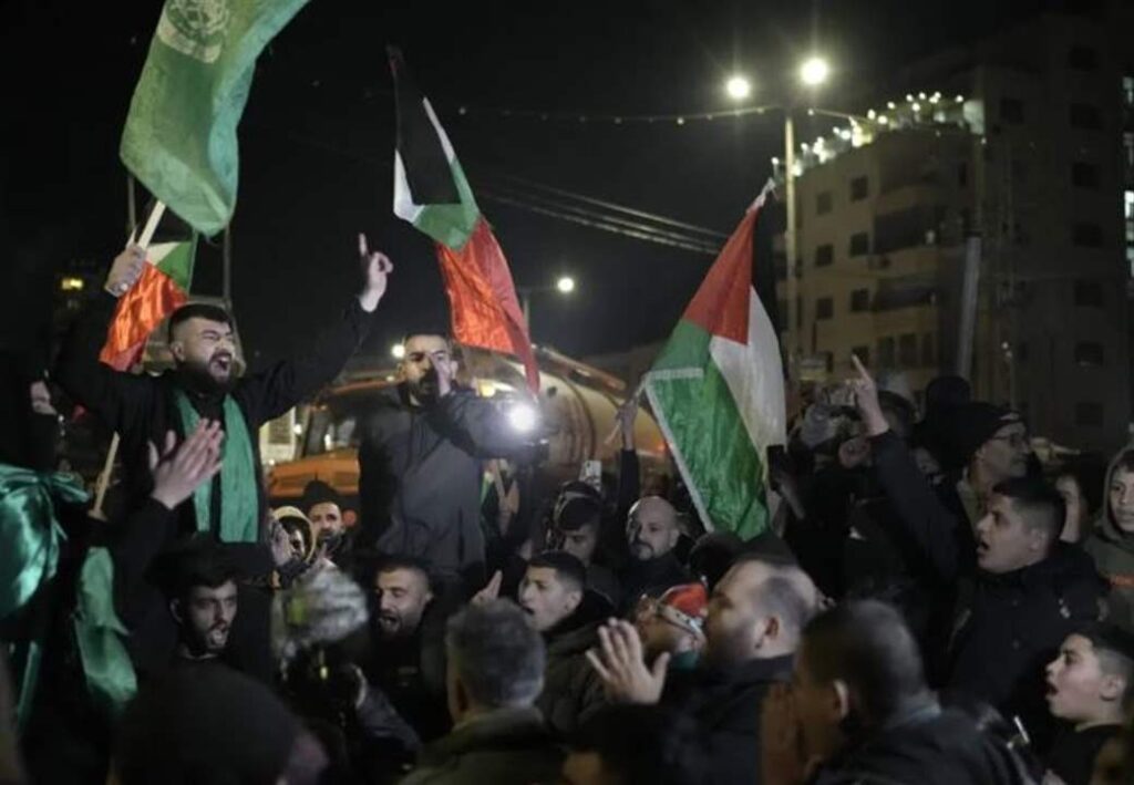 بالفيديو.. الاحتلال يفرج عن 90 معتقلا فلسطينيا