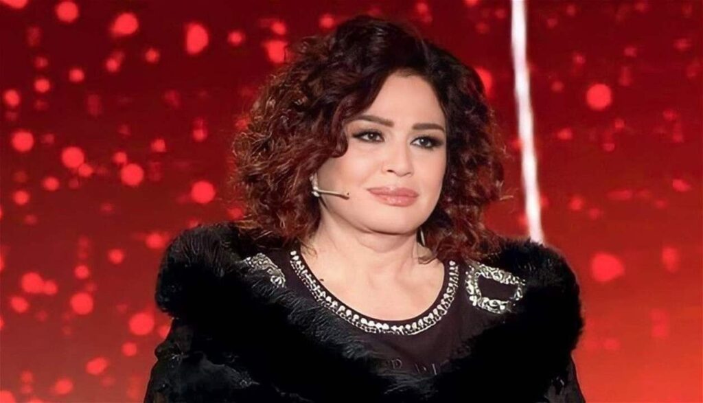 بالصورة.. الهام شاهين تؤدي مناسك العمرة