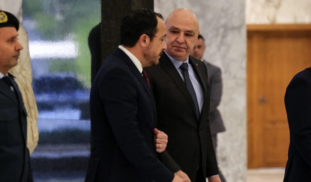 الاستشارات النيابية تفتح باب الاصطفافات السياسية الجديدة.. رئاسة الحكومة: ميقاتي يتقدم على الآخرين الاستشارات النيابية تفتح باب الاصطفافات السياسية الجديدة.. رئاسة الحكومة: ميقاتي يتقدم على الآخرين