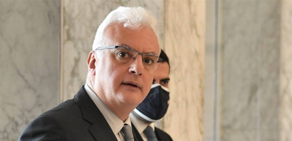 القرم يرد على تقرير تلفزيوني حول وزارات الاتصالات: لم نفرق بين طائفة أو مذهب