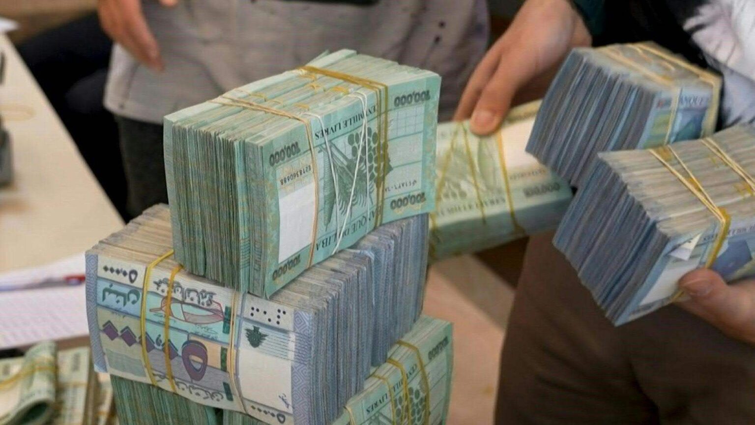 من يضارب على الليرة؟