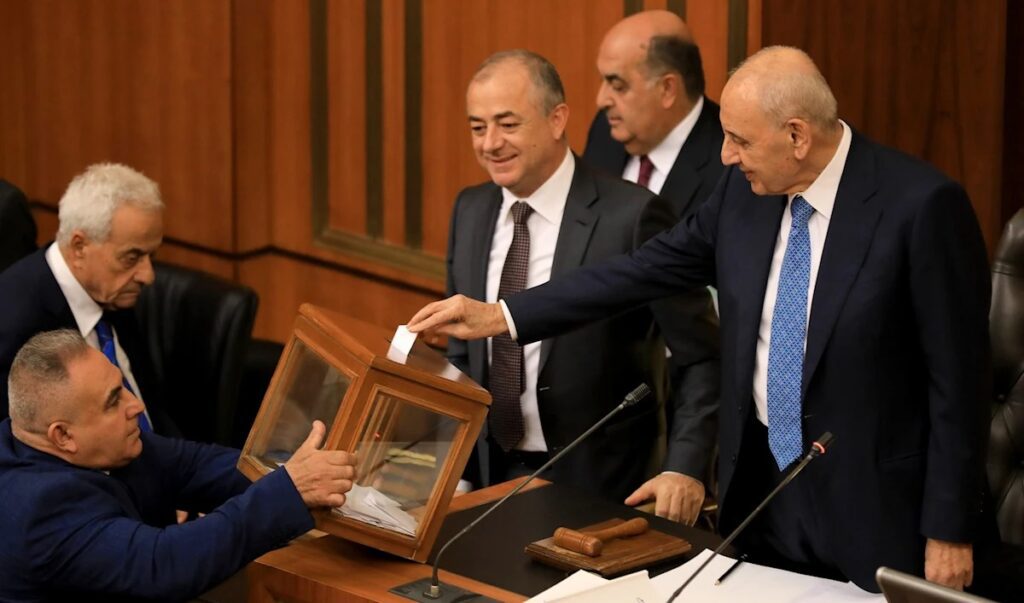 الثنائي يثبت حضوره السياسي وفعّالية أصواته والأحزاب المسيحية تترقّب: تفاهم داخلي لتمرير قرار الخارج تعيين القائد رئيساً الثنائي يثبت حضوره السياسي وفعّالية أصواته والأحزاب المسيحية تترقّب: تفاهم داخلي لتمرير قرار الخارج تعيين القائد رئيساً