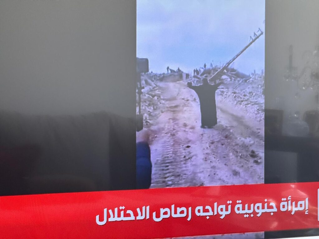 بالصورة.. إمرأة جنوبية تواجه رصاص الاحتلال