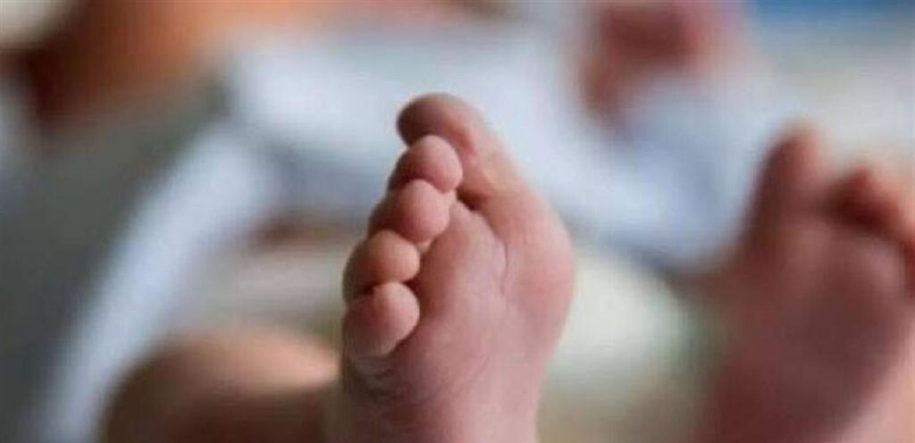 لتجنب الفضيحة.. أم تبيع طفلتها