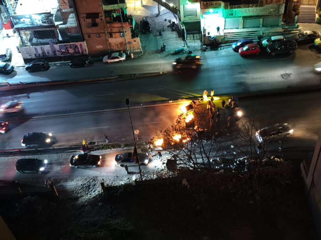 الجيش اللبناني قام بفتح الطريق وإطفاء النيران التي أشعلت في طريق المطار