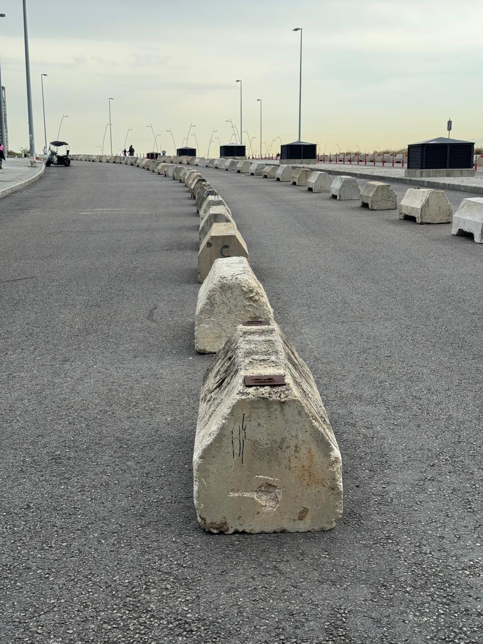 بالصور.. لمصلحة من كل تلك العوائق في وسط بيروت ومن المستفيد؟