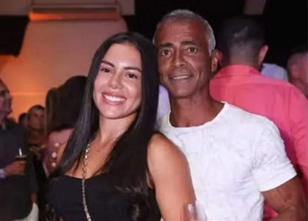 مع فتاة تصغره بـ 30 عاما.. روماريو بعلاقة غرامية مع فتاة تصغره بـ 30 عاما.. روماريو بعلاقة غرامية