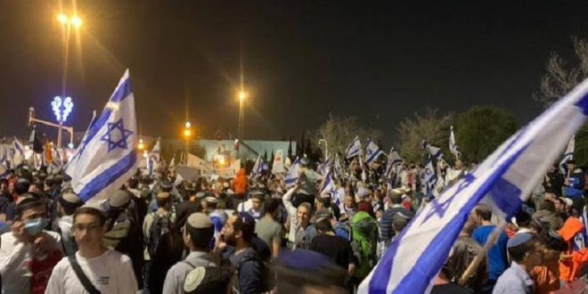 بالفيديو: تظاهرات أمام “الكنيست” رفضاً لحكومة نتنياهو 3 بالفيديو: تظاهرات أمام “الكنيست” رفضاً لحكومة نتنياهو
