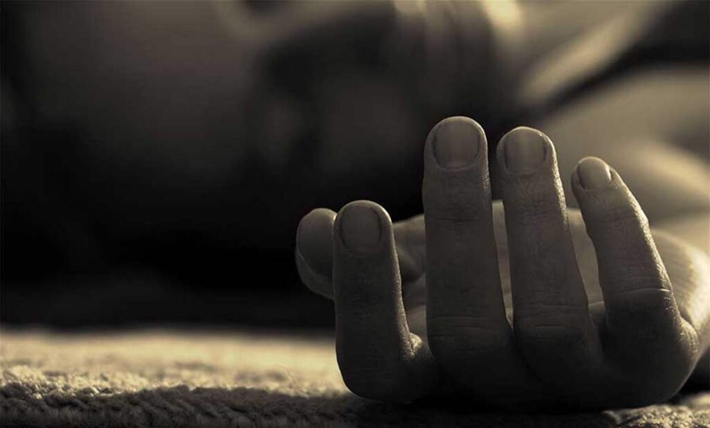 احتجزت شريكها عاريا بجو بارد على شرفتها.. فمات احتجزت شريكها عاريا بجو بارد على شرفتها.. فمات