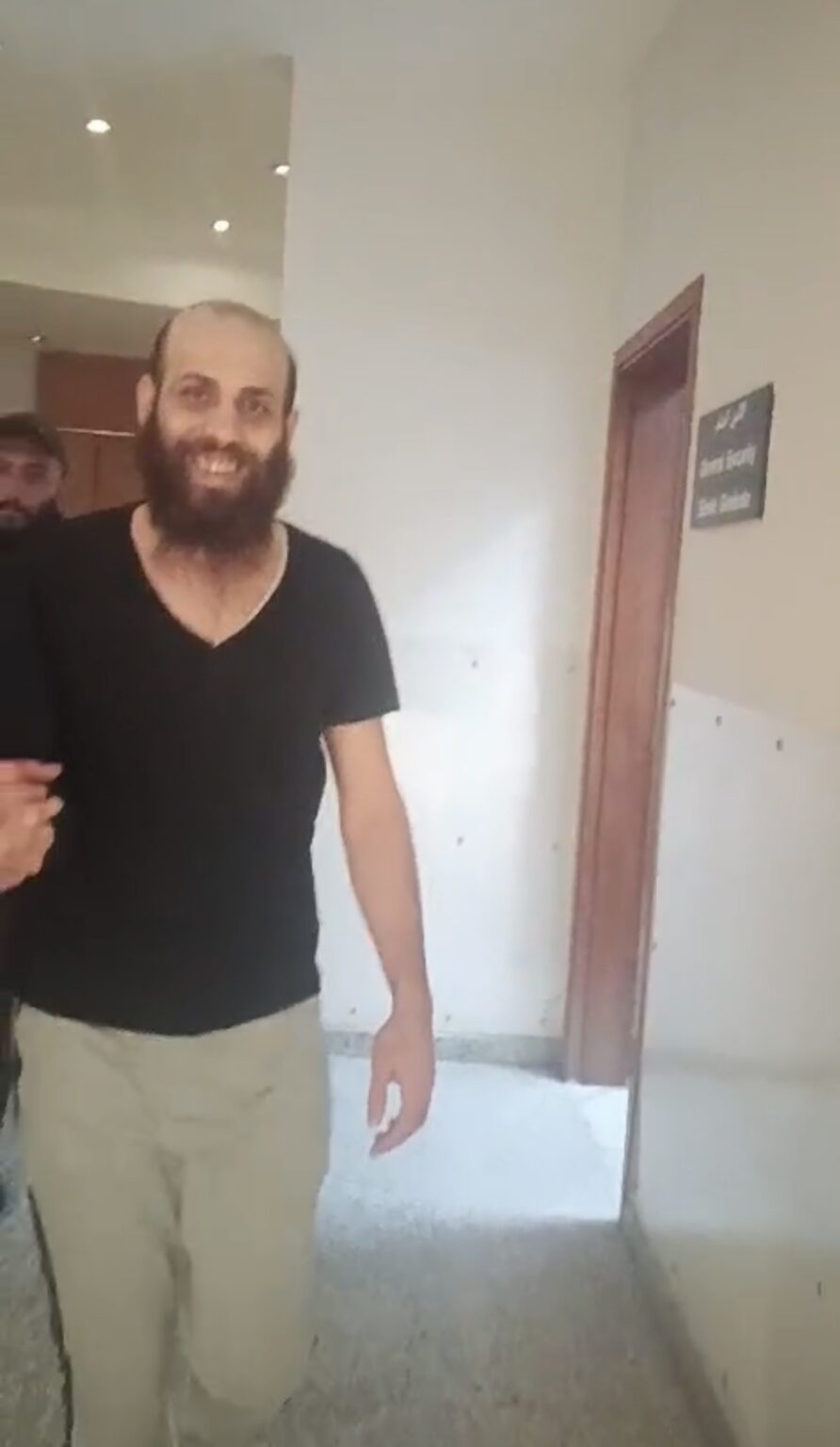 بالفيديو.. وصول المعتقل المحرر من سجون السعودية حيدر سليم الى مطار بيروت ولقاء أفراد عائلته في صالون الشرف بالفيديو.. وصول المعتقل المحرر من سجون السعودية حيدر سليم الى مطار بيروت ولقاء أفراد عائلته في صالون الشرف