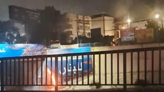 عمل مشبوه بإحراق يافطة على طريق المطار 3 عمل مشبوه بإحراق يافطة على طريق المطار