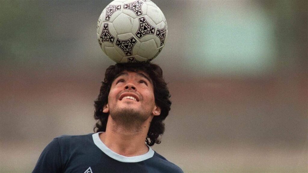 فيديو لمارادونا وهو يلعب كرة القدم على الرمال