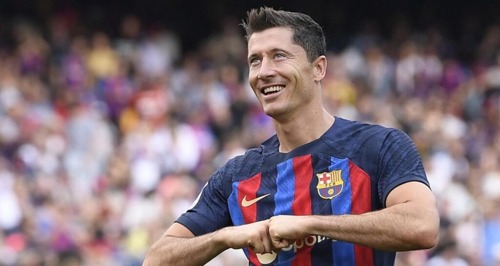 هل يُغادر ليفاندوفسكي برشلونة؟
