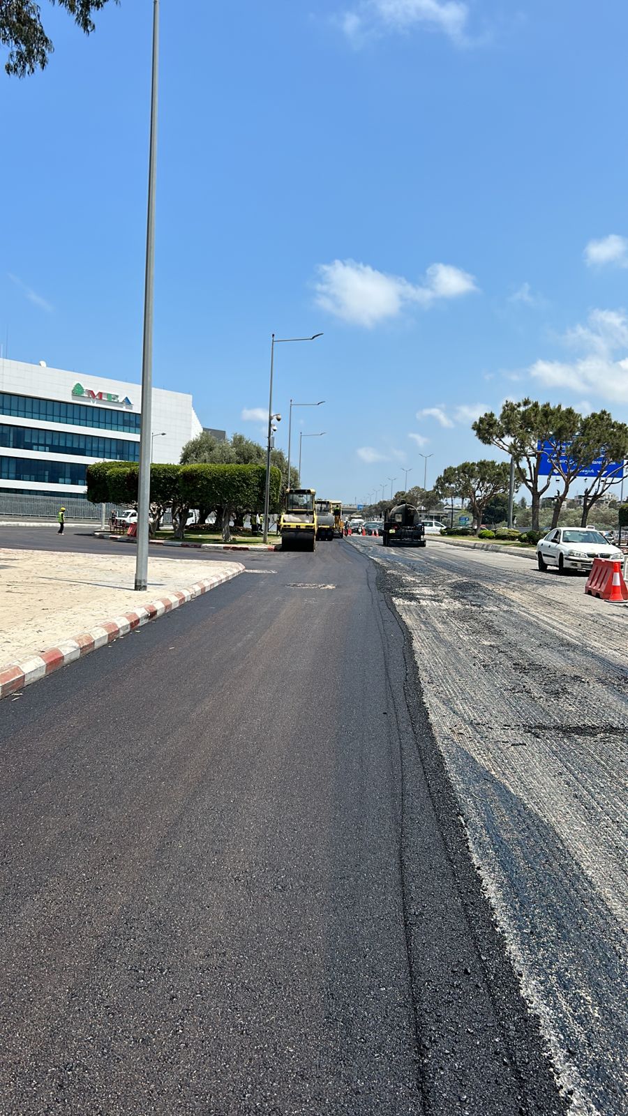 بالصور.. أعمال تأهيل على طريق المطار 1 بالصور.. أعمال تأهيل على طريق المطار