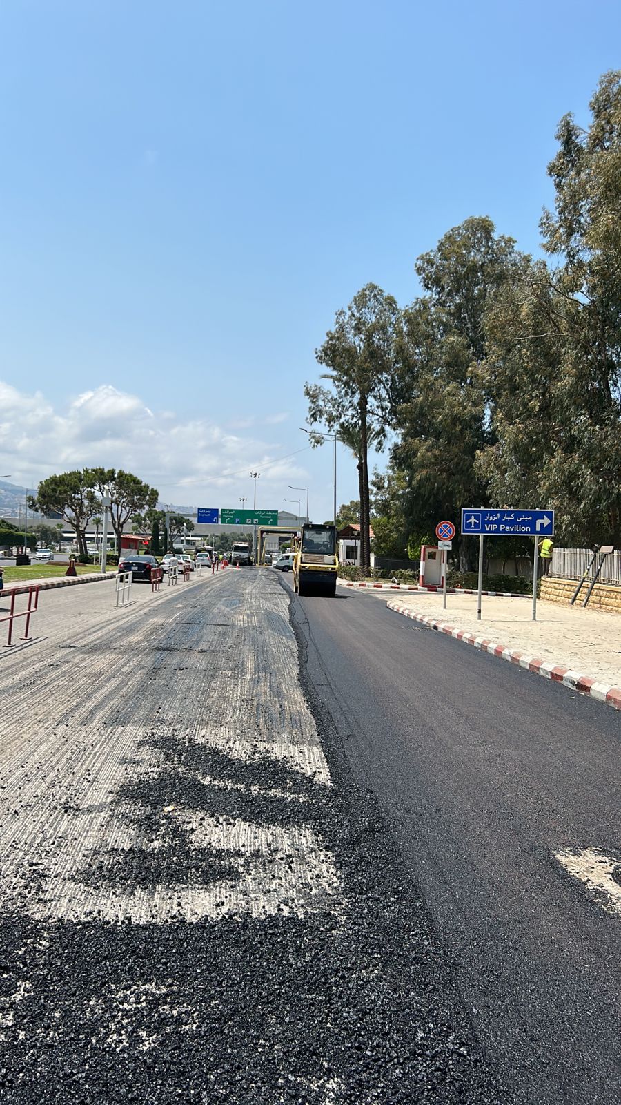 بالصور.. أعمال تأهيل على طريق المطار 2 بالصور.. أعمال تأهيل على طريق المطار