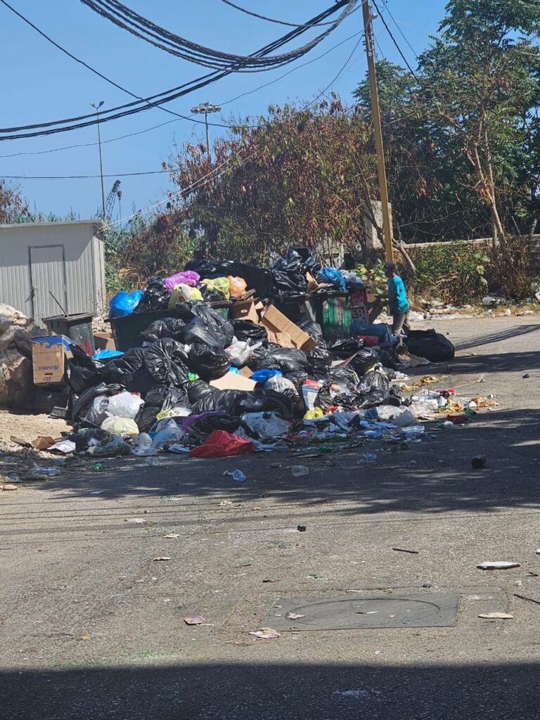 بالفيديو.. أزمة نفايات في شوارع بيروت وهذه أسبابها بالفيديو.. أزمة نفايات في شوارع بيروت وهذه أسبابها