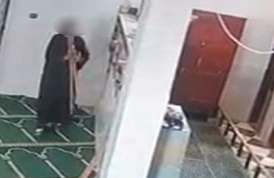 مشهد صادم في بيت الله.. كاميرات المسجد تفضحه مشهد صادم في بيت الله.. كاميرات المسجد تفضحه