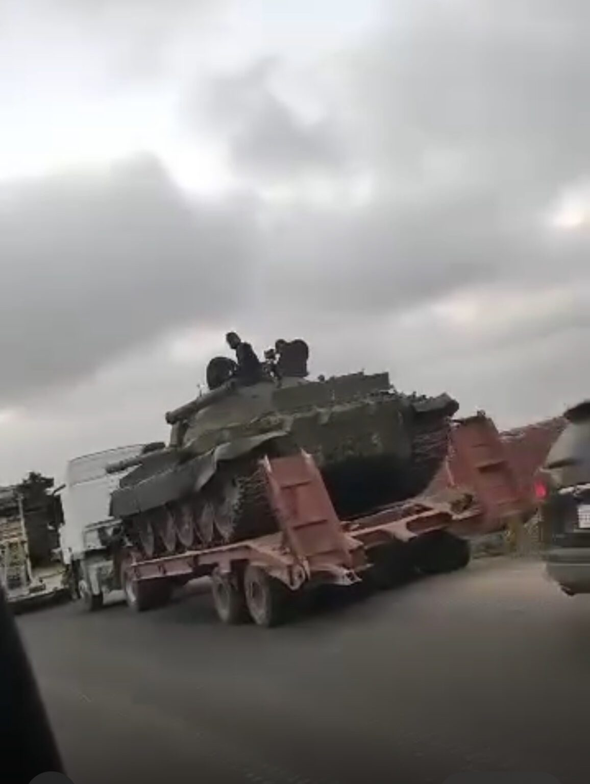 بالفيديو: رتل عسكري ضخم جداً باتجاه السويداء الان مؤلف من دبابات وراجمات صواريخ
